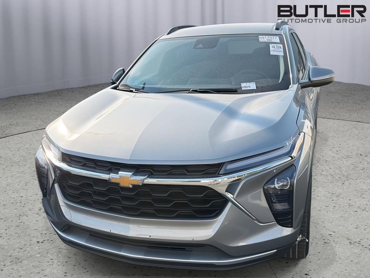 Used 2025 Chevrolet Trax LT FWD image 3