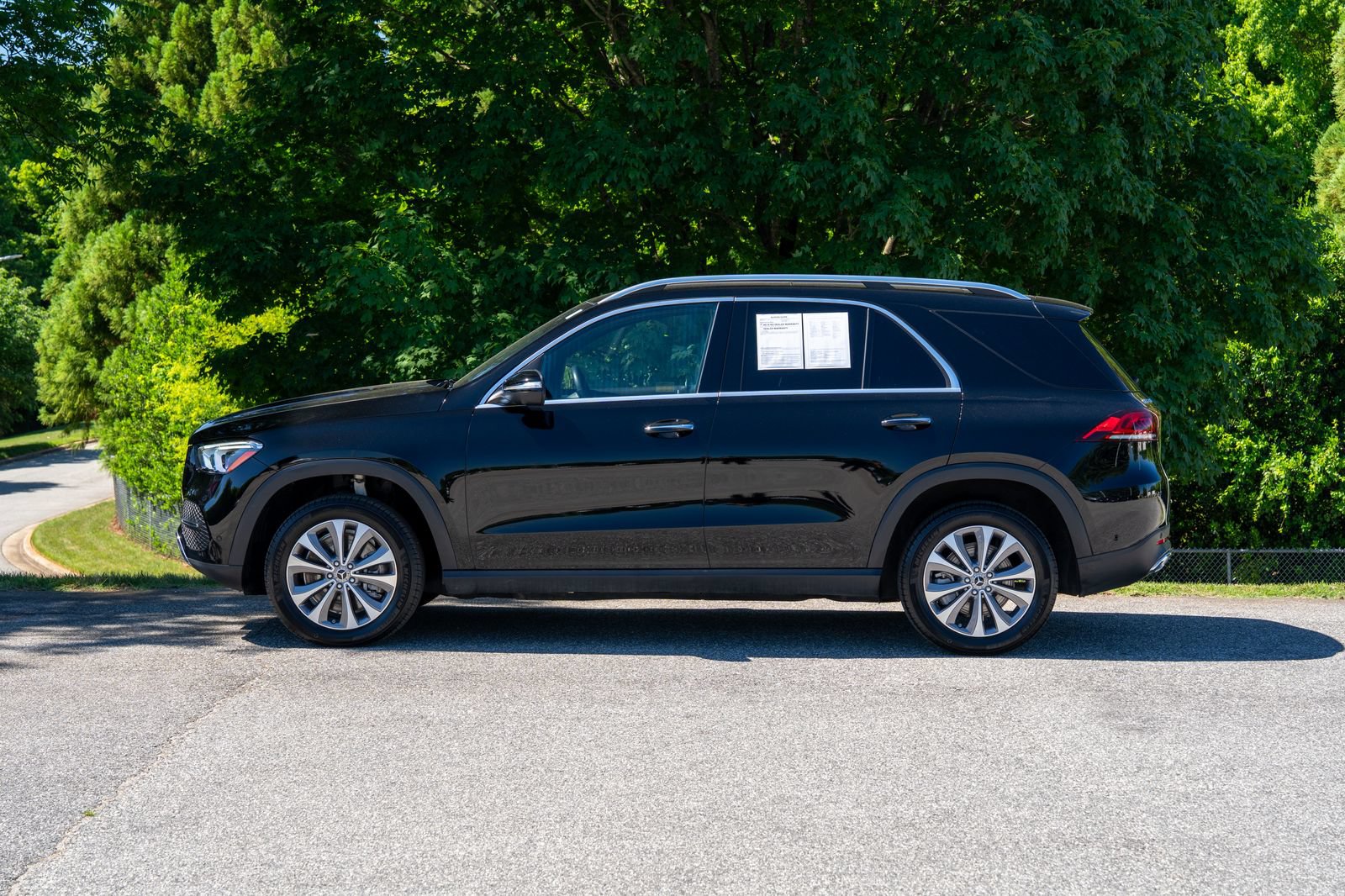 Used 2022 Mercedes-Benz GLE 450 4MATIC w/ Premium Package image 3