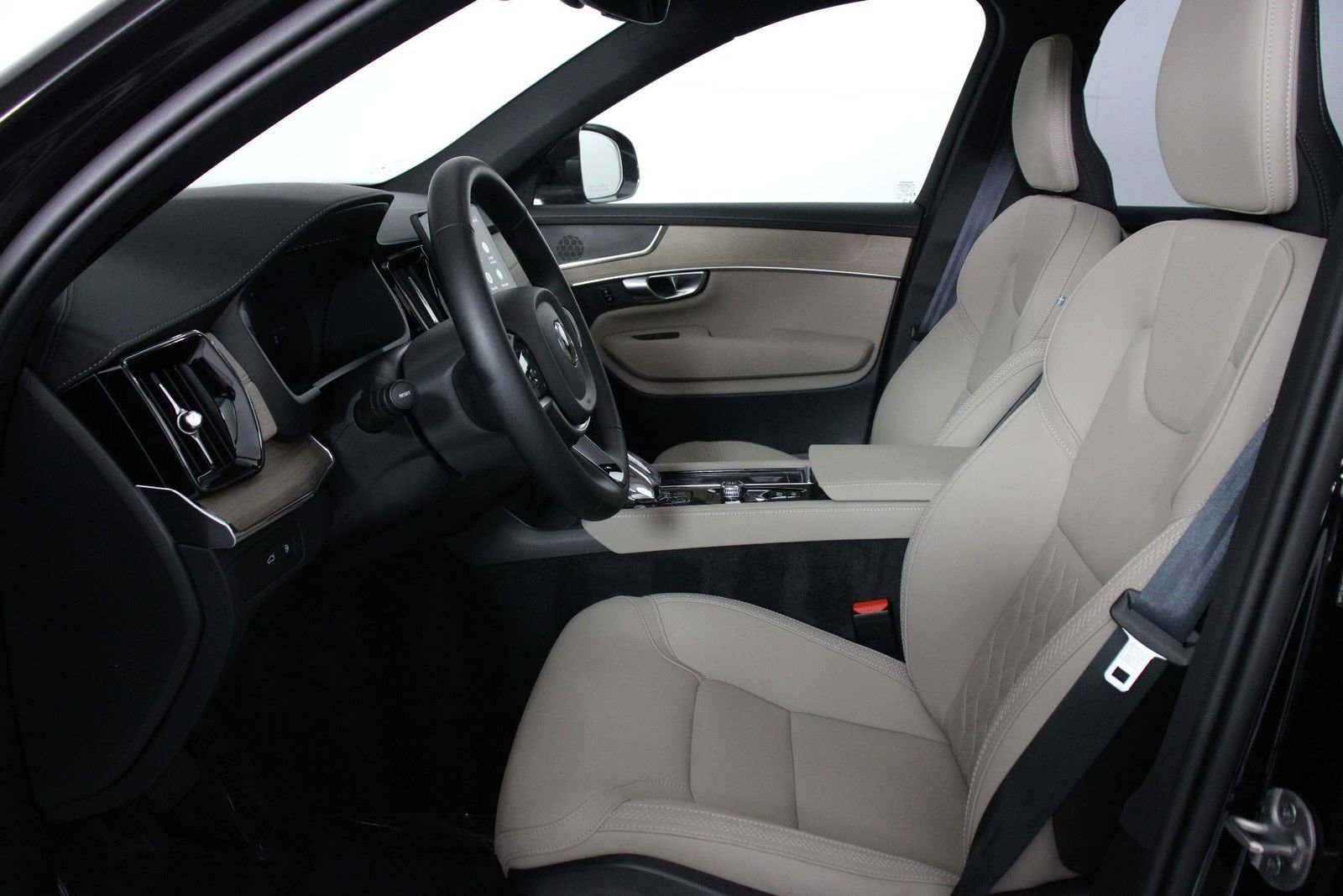 Certified 2025 Volvo XC90 T8 Plus AWD/4WD image 31