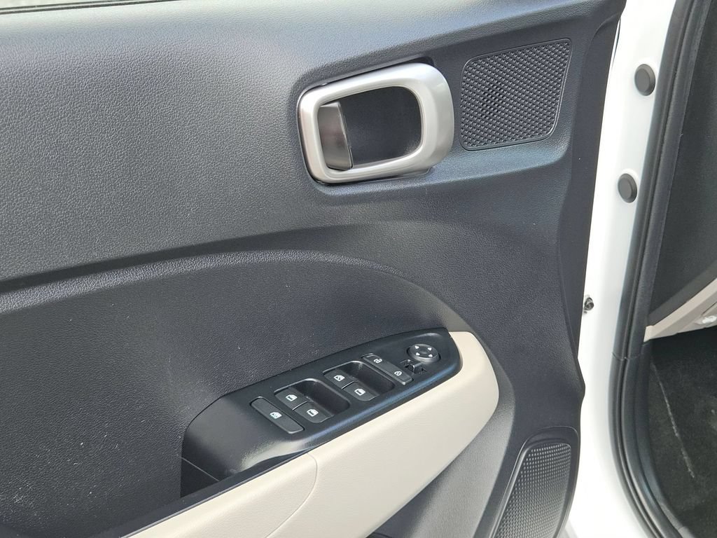 Used 2025 Hyundai Venue SEL FWD image 15