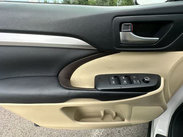 Used 2016 Toyota Highlander XLE AWD/4WD image 18