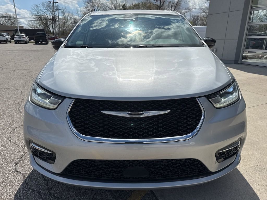 Used 2024 Chrysler Pacifica Touring-L FWD image 11