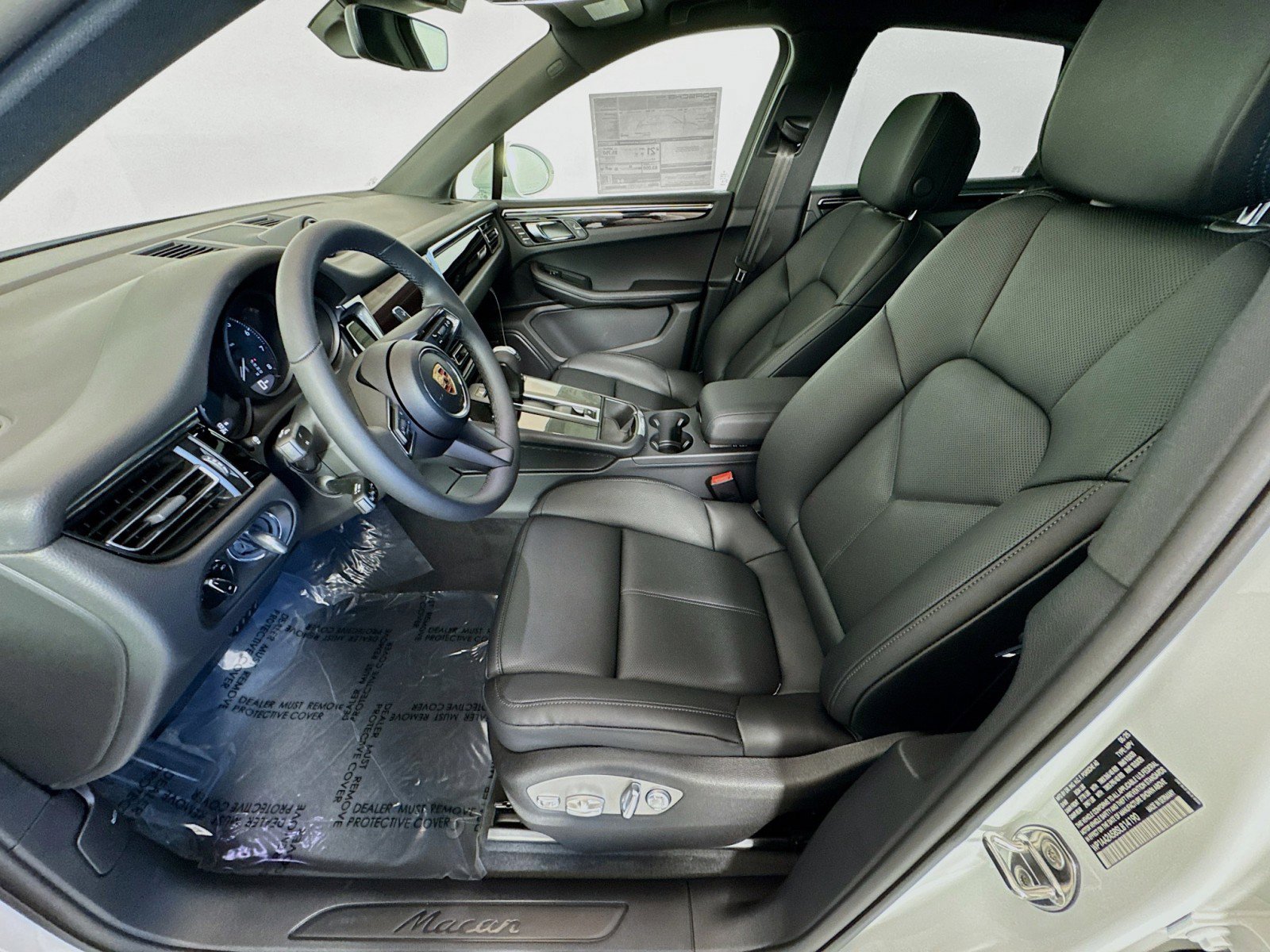 Certified 2025 Porsche Macan AWD/4WD image 5