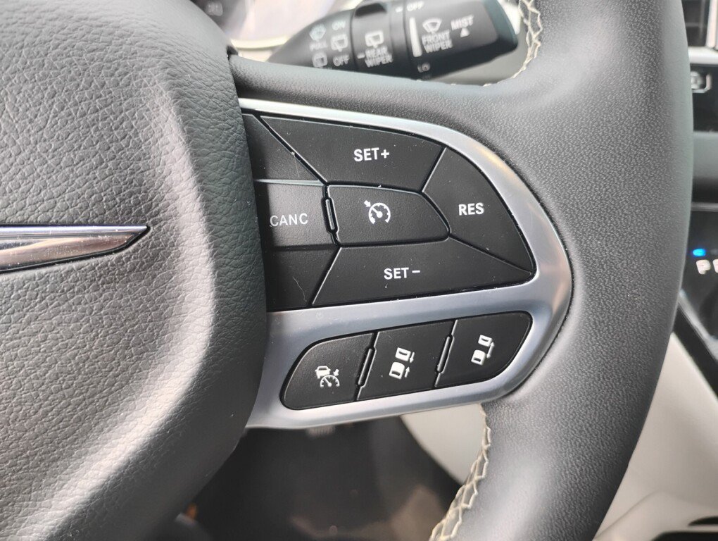 Used 2023 Chrysler Pacifica Touring-L FWD image 24