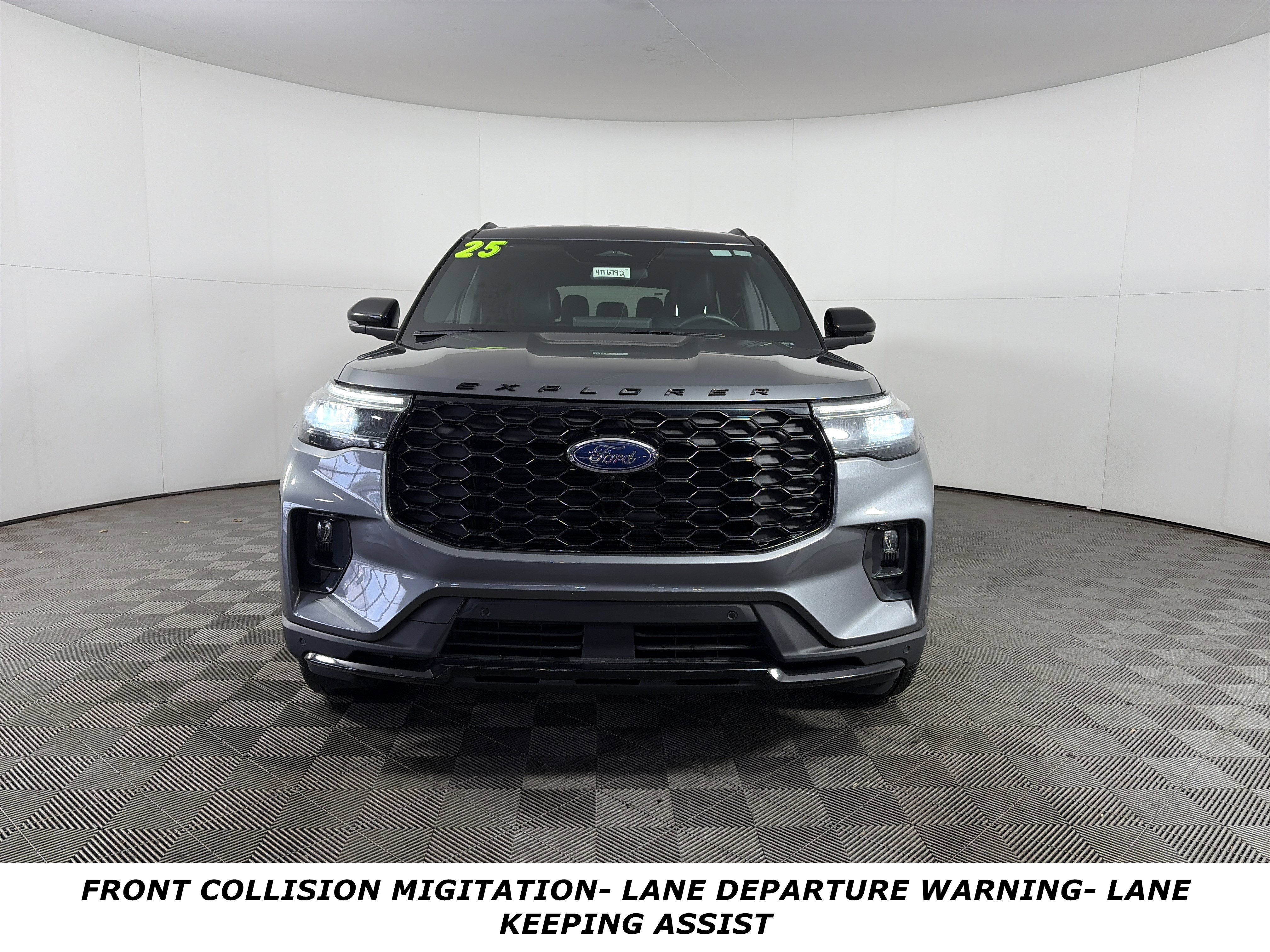 Used 2025 Ford Explorer ST-Line w/ ST-Line Street Pack image 2