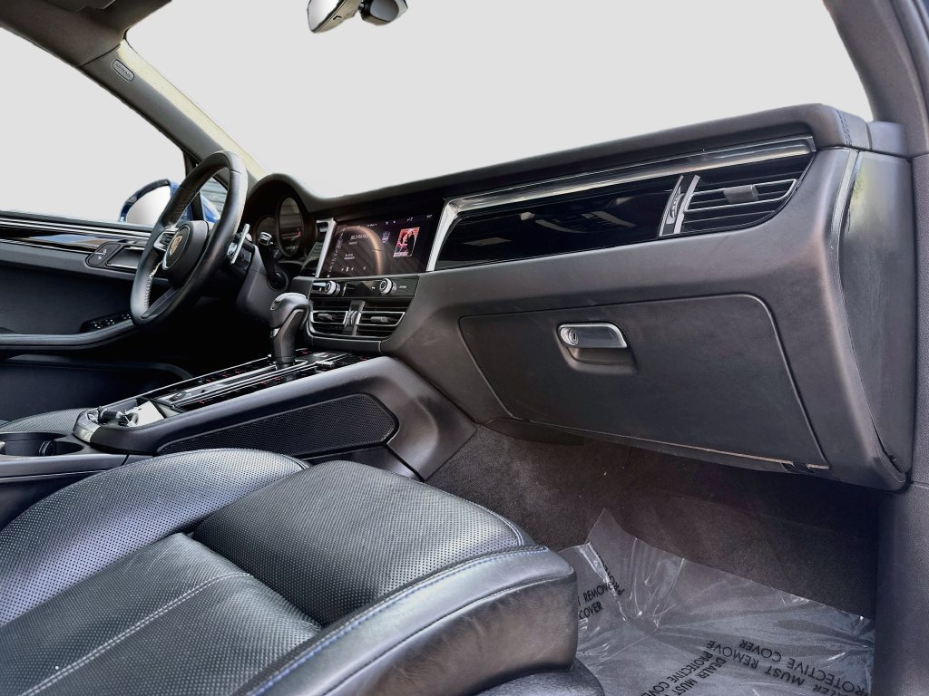 Certified 2024 Porsche Macan AWD/4WD image 30