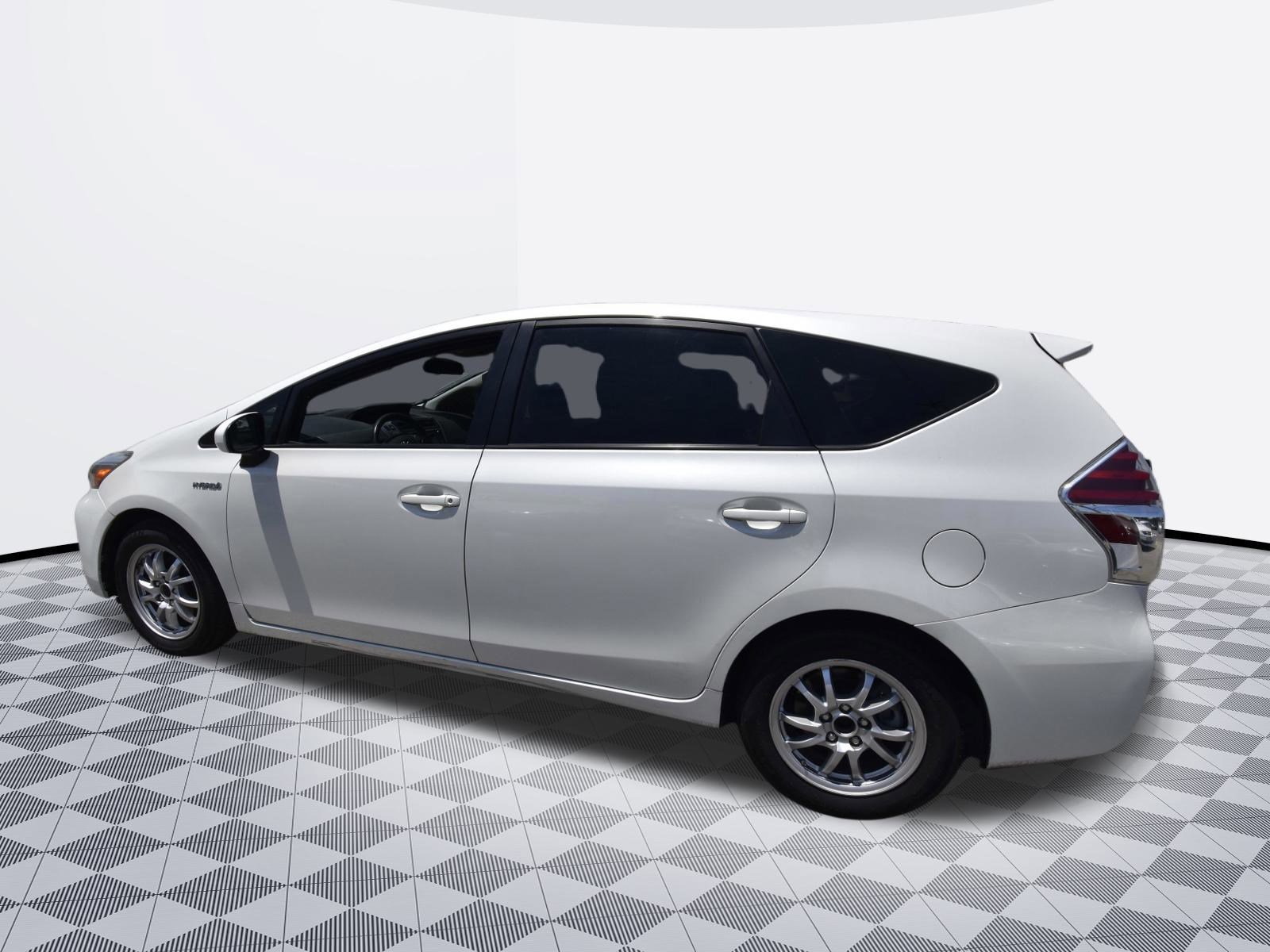 Used 2017 Toyota Prius V Two image 5