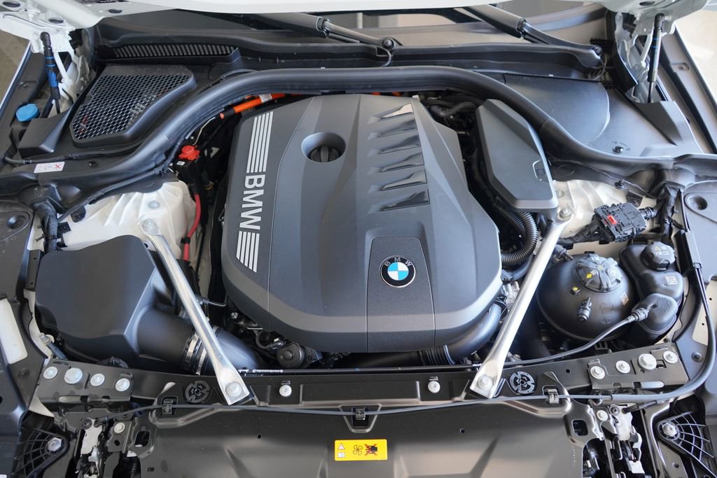 Used 2026 BMW 550e xDrive w/ Premium Package AWD/4WD image 23