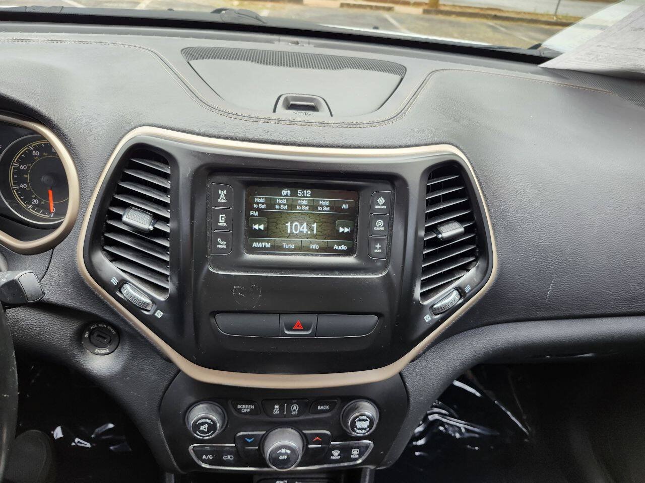 Used 2016 Jeep Cherokee Latitude AWD/4WD image 12