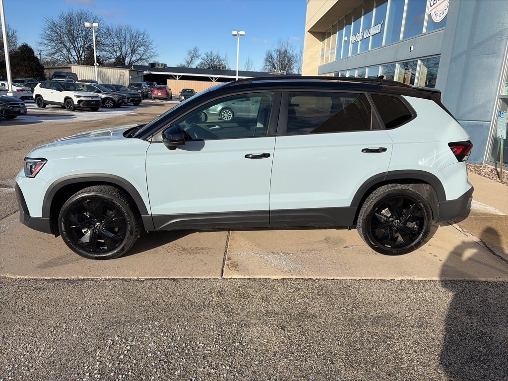 Certified 2025 Volkswagen Taos SE image 5