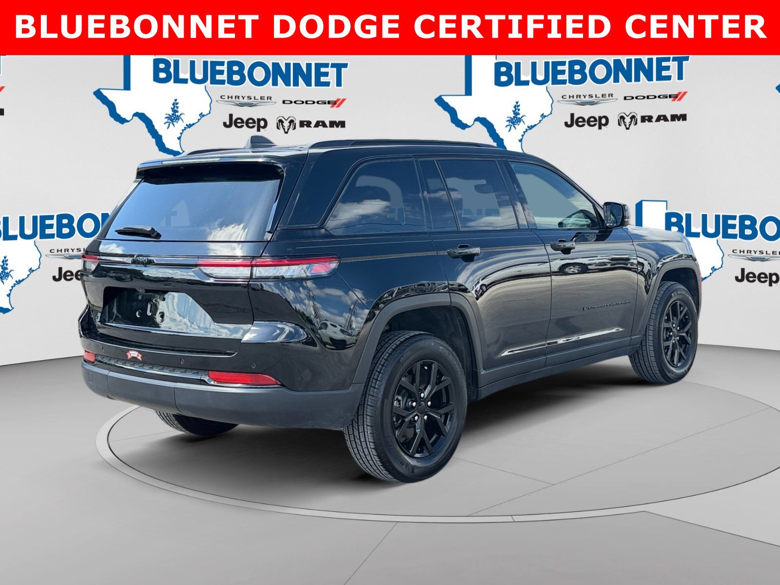 Used 2024 Jeep Grand Cherokee Altitude AWD/4WD image 5