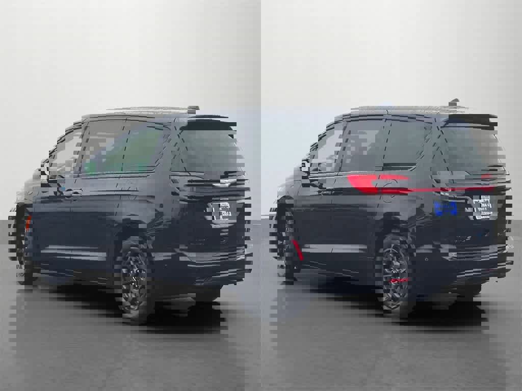 Used 2022 Chrysler Pacifica Limited w/ Uconnect Theater Family Group image 4