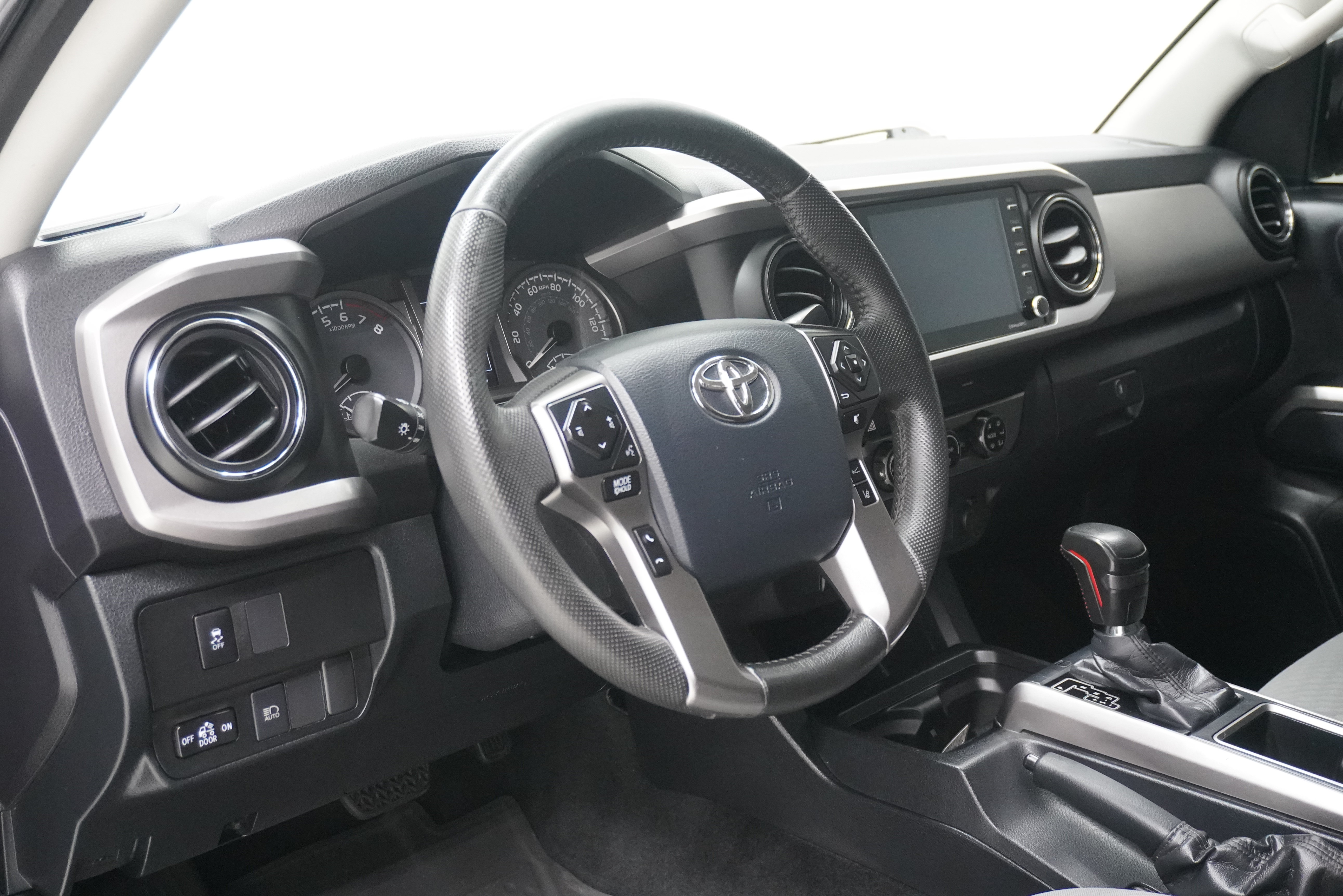 Used 2020 Toyota Tacoma SR5 RWD image 9