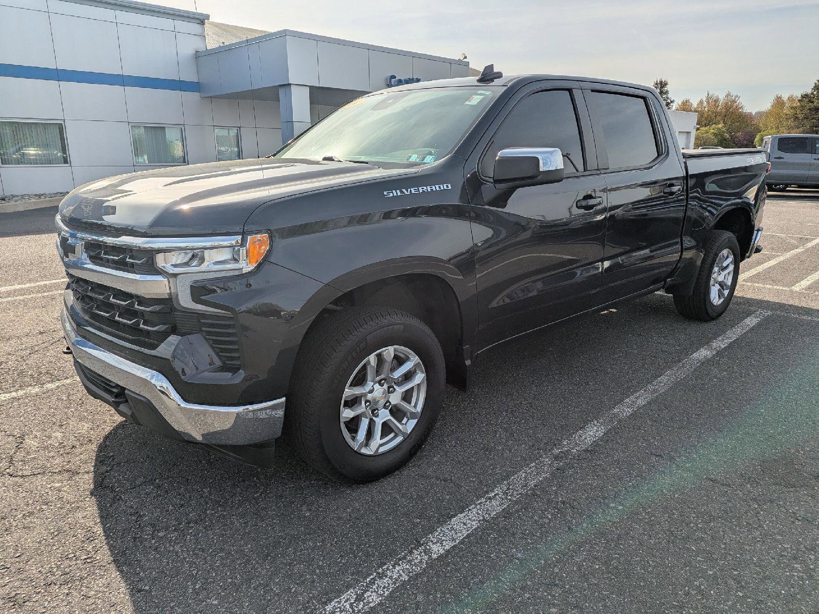 Used 2024 Chevrolet Silverado 1500 LT image 3
