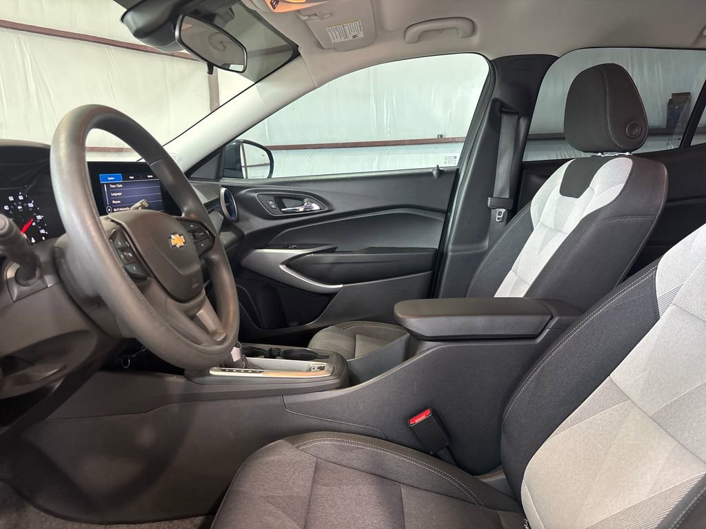 Used 2025 Chevrolet Trax LS w/ LS Convenience Package image 11