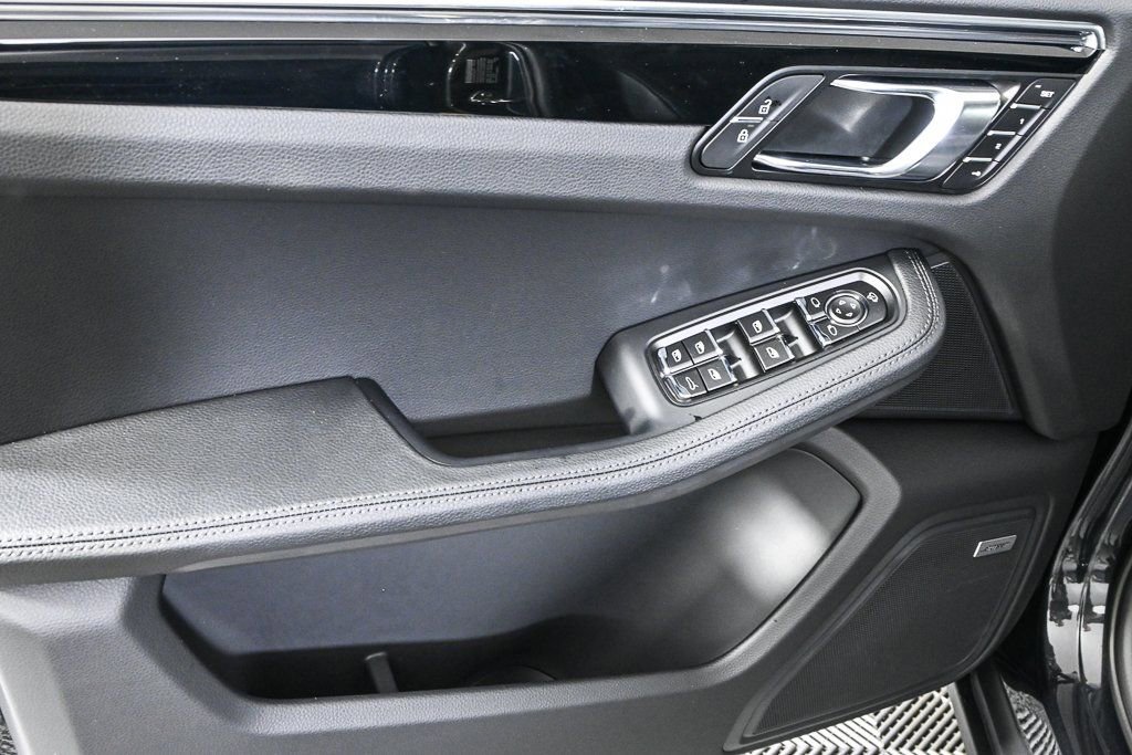 Certified 2026 Porsche Macan AWD/4WD image 6