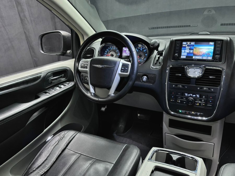 Used 2016 Chrysler Town & Country Touring w/ Driver Convenience Group image 36