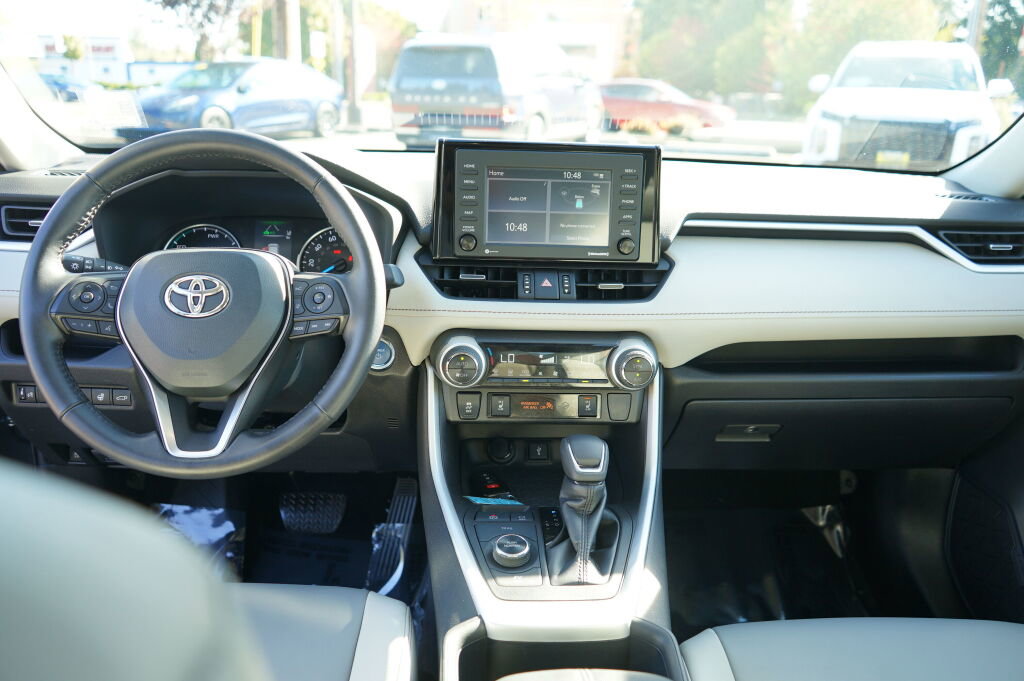 Used 2022 Toyota RAV4 XLE Premium image 14