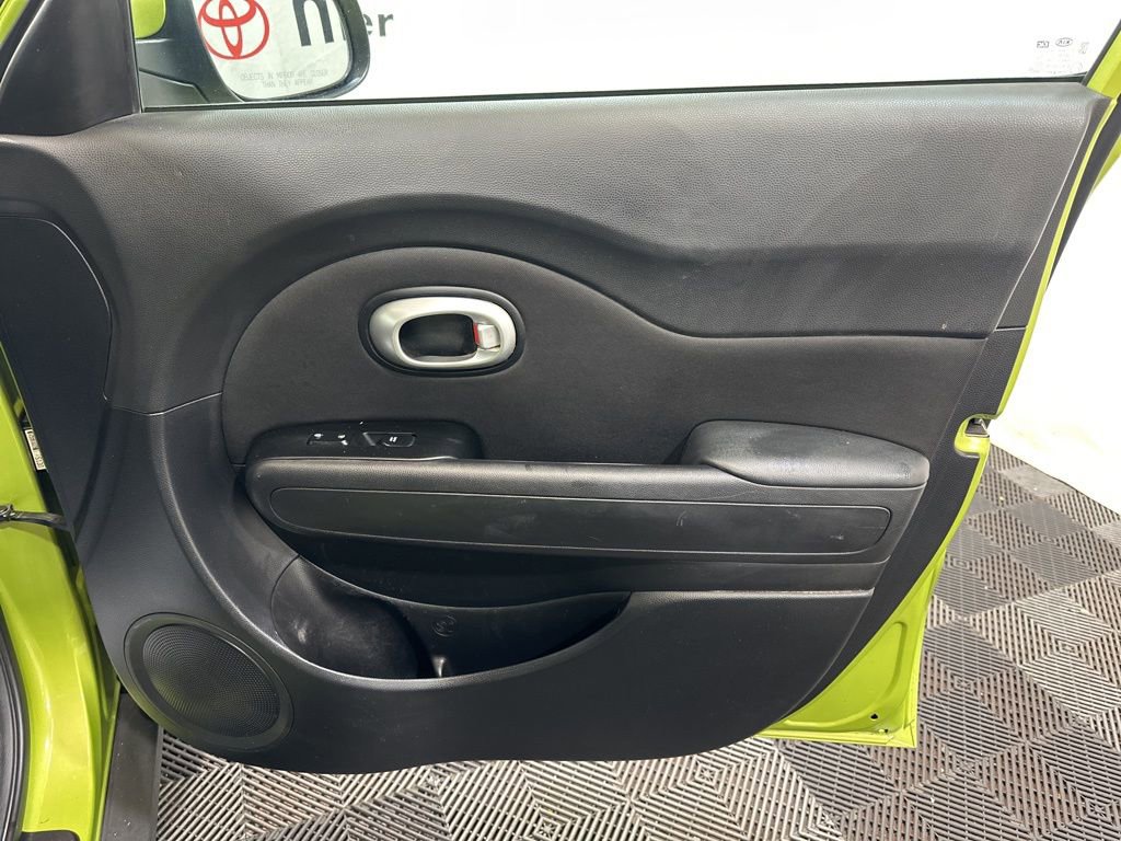 Used 2016 Kia Soul + image 9