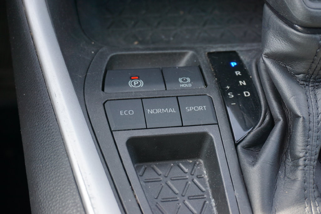 Used 2022 Toyota RAV4 LE w/ Carpet Mat Package (TMS) FWD image 19