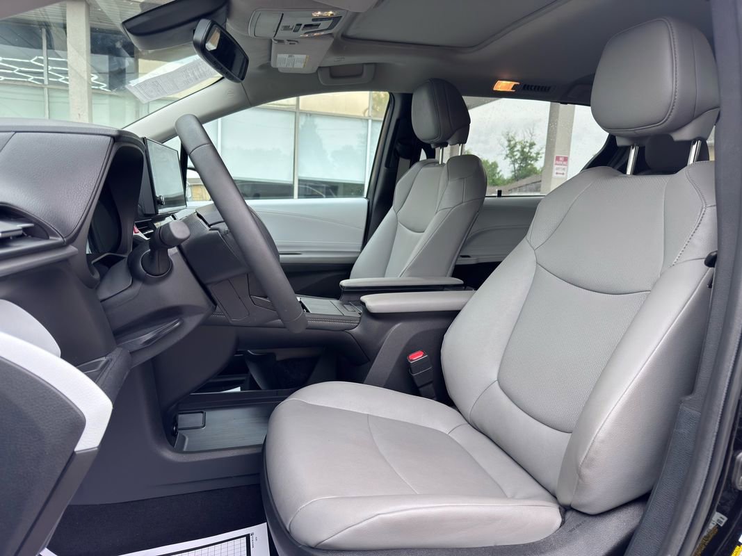 Used 2025 Toyota Sienna XLE FWD image 17