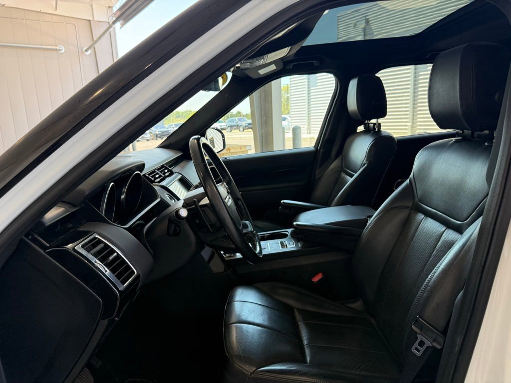 Used 2018 Land Rover Discovery SE image 25