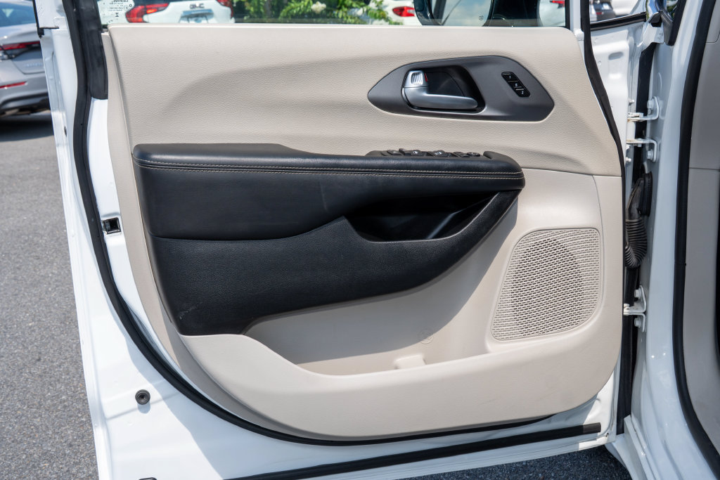 Used 2024 Chrysler Pacifica Touring-L FWD image 10