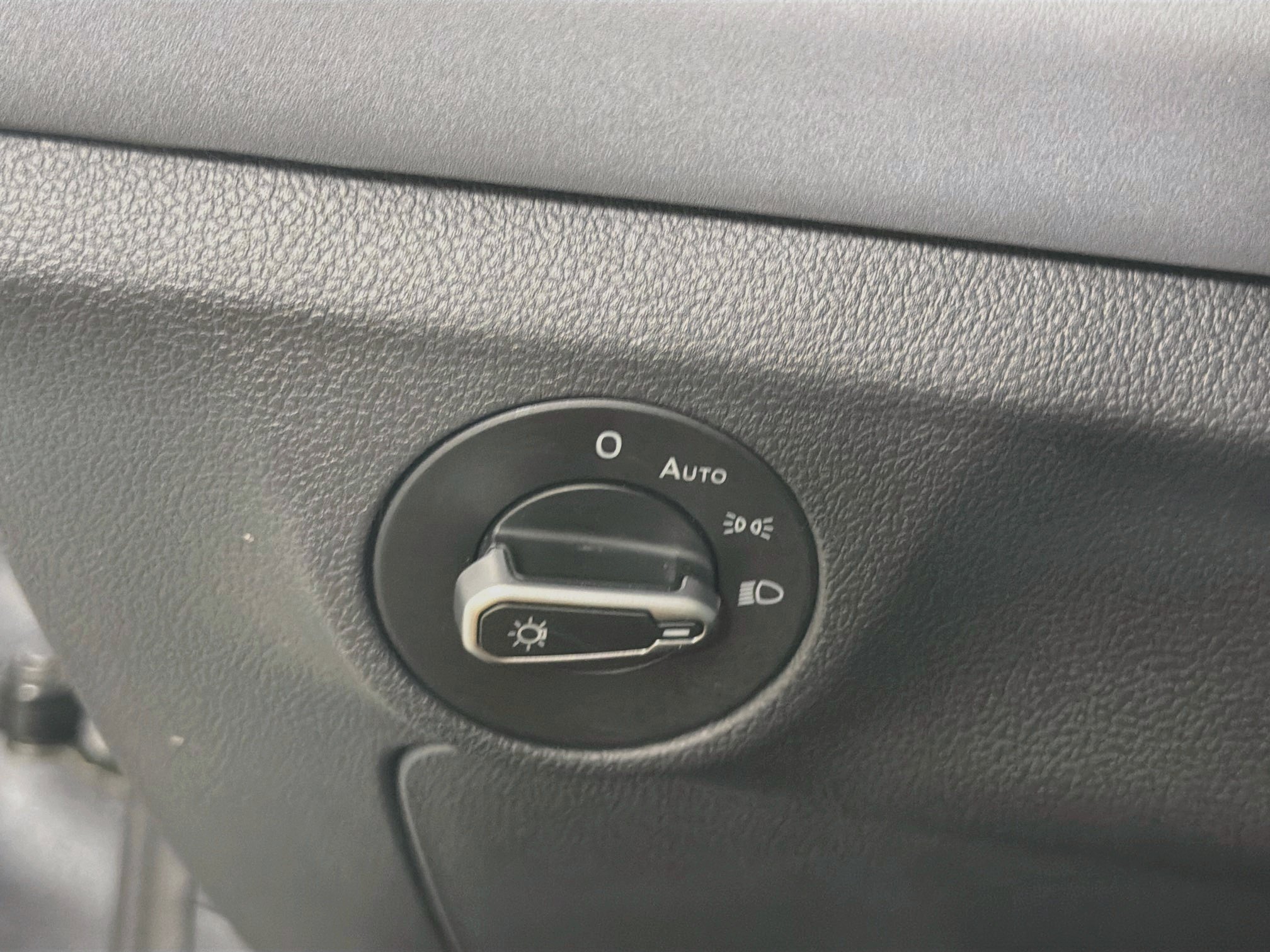 Used 2025 Volkswagen Jetta SE FWD image 16