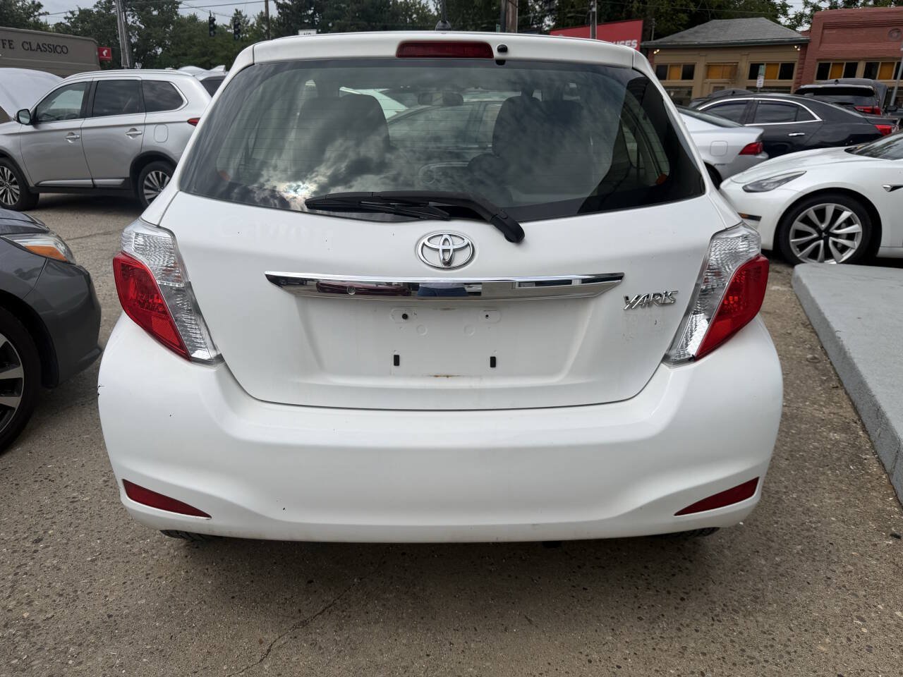 Used 2012 Toyota Yaris L FWD image 4