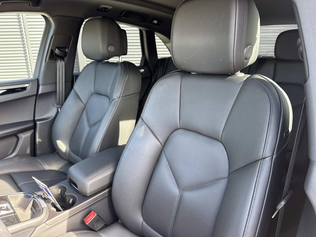 Certified 2025 Porsche Macan image 5
