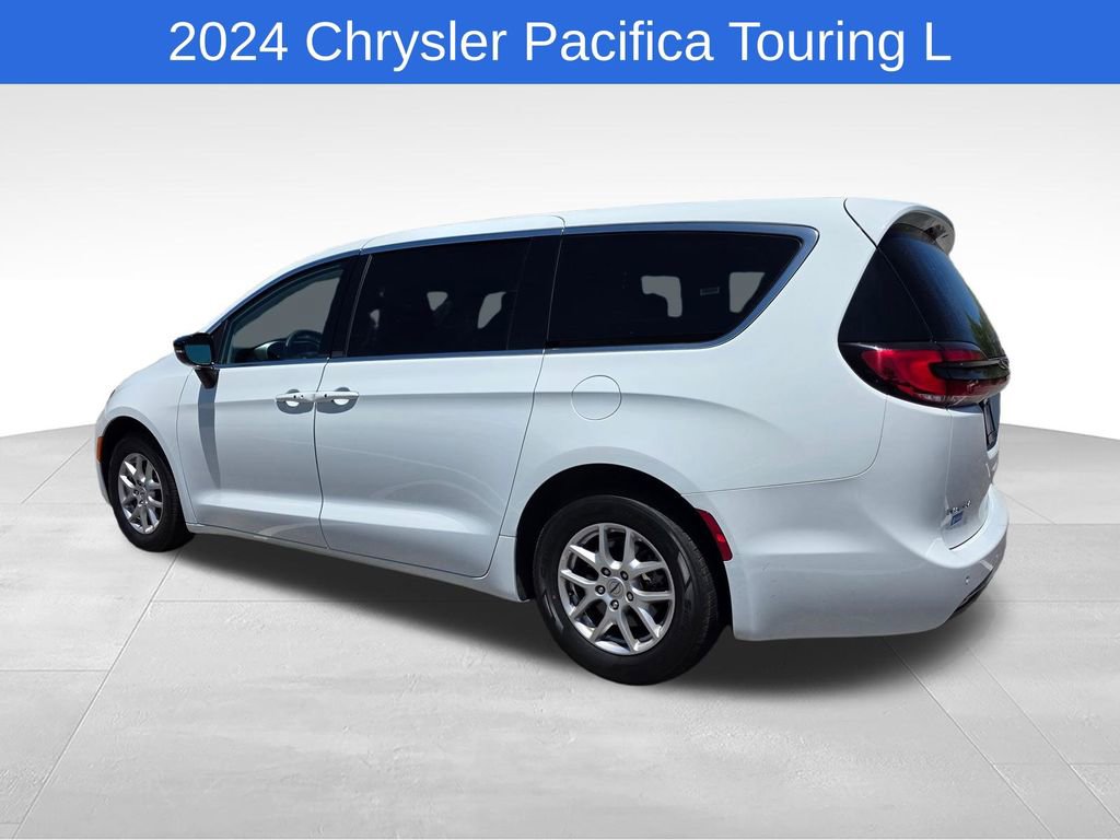 Used 2024 Chrysler Pacifica Touring-L FWD image 5