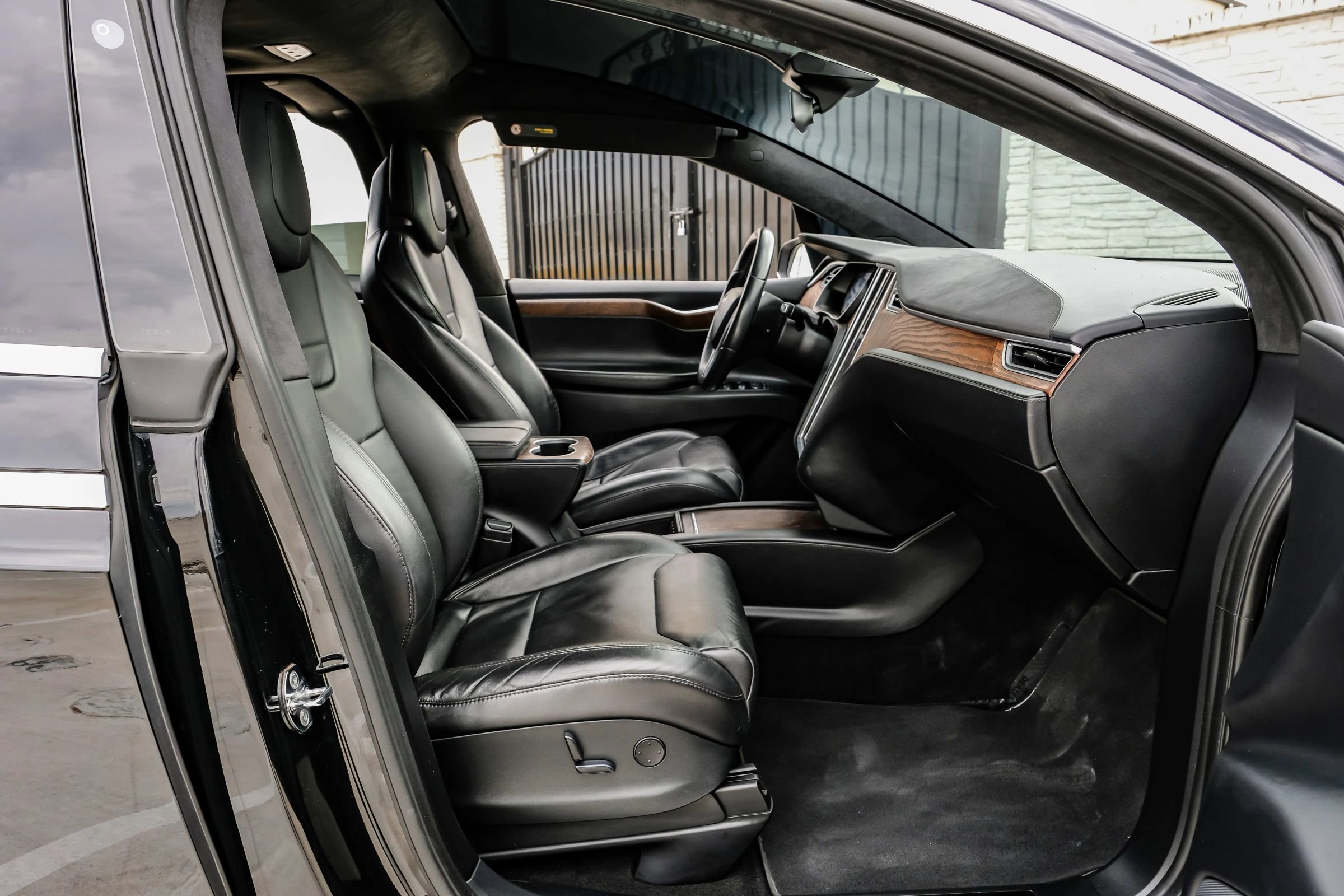 Used 2017 Tesla Model X 90D image 36