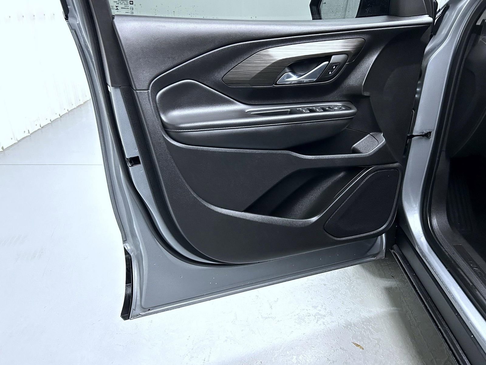 Used 2023 GMC Terrain SLE w/ Elevation Edition image 9