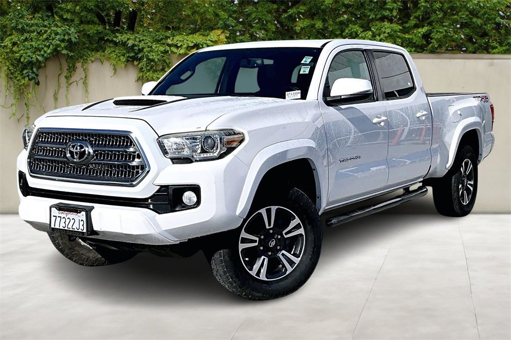 Used 2017 Toyota Tacoma TRD Sport image 3