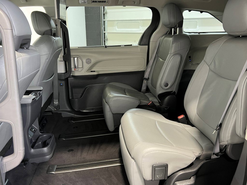 Used 2023 Toyota Sienna Limited image 28