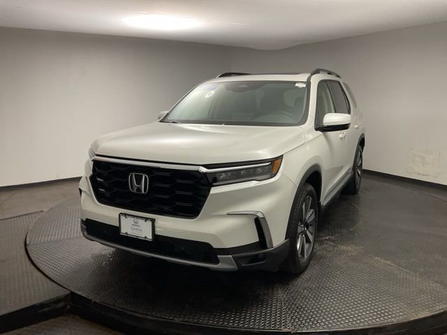 Certified 2025 Honda Pilot Touring image 3