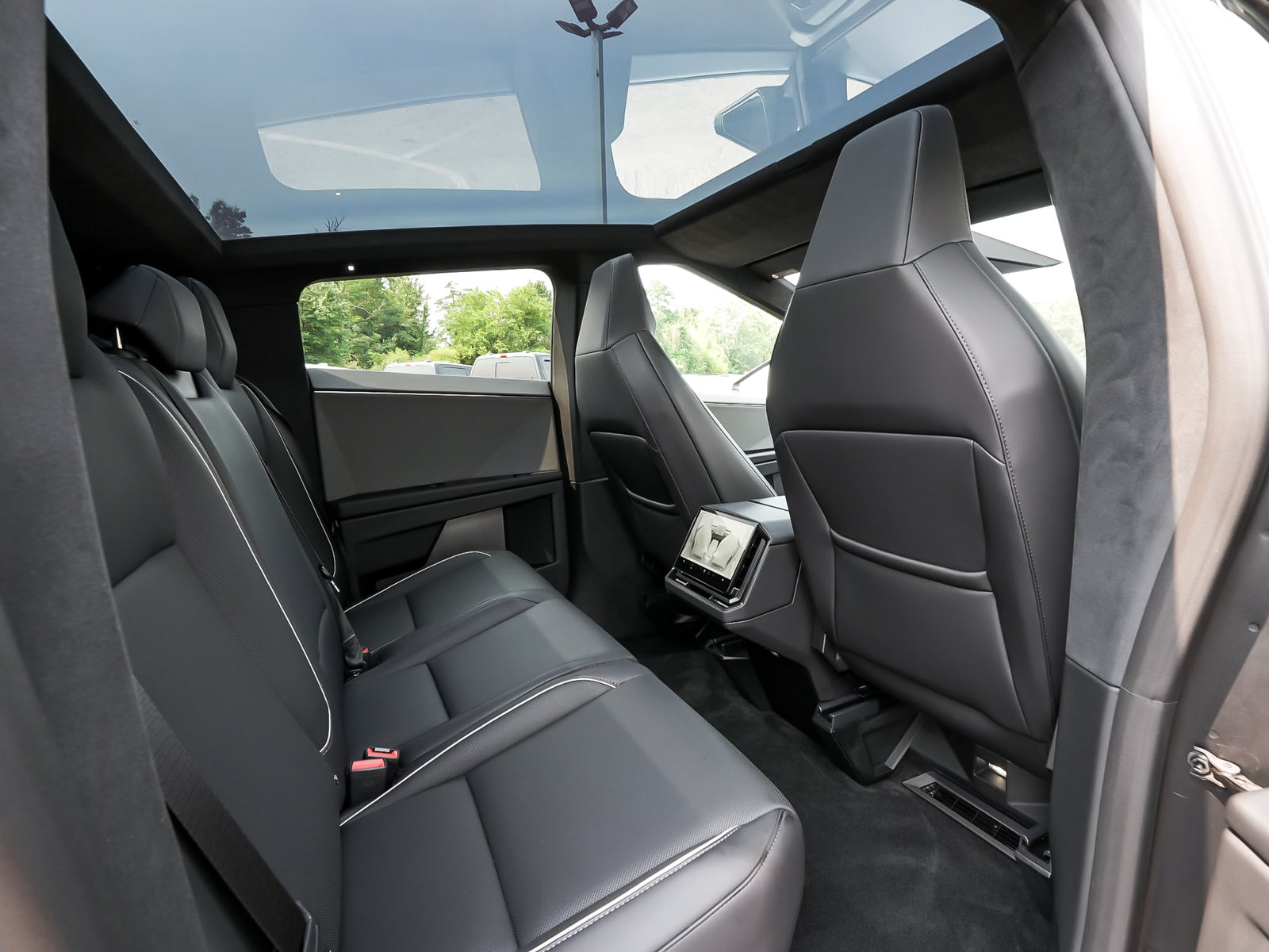 Used 2024 Tesla Cybertruck AWD Crew Cab image 39