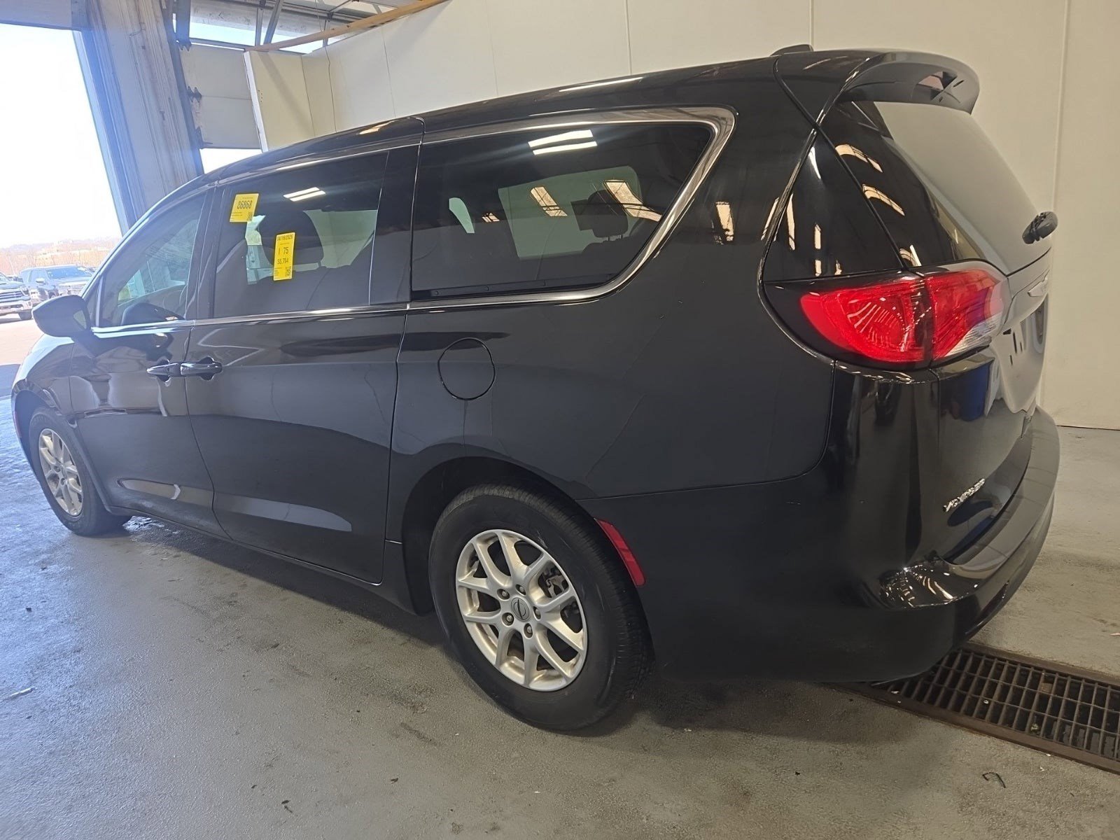 Used 2023 Chrysler Voyager LX image 6