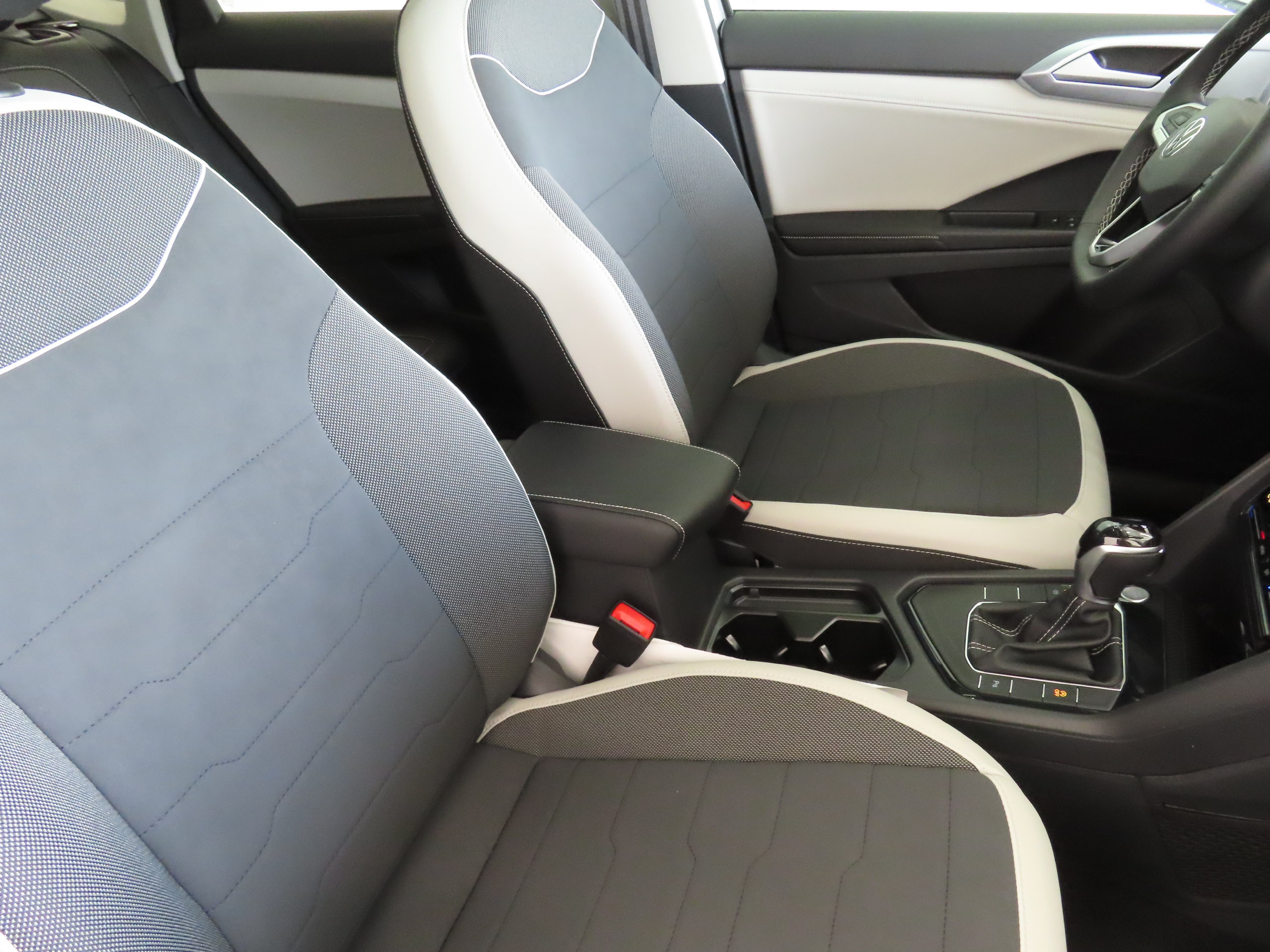 New 2026 Volkswagen Taos SE FWD image 25