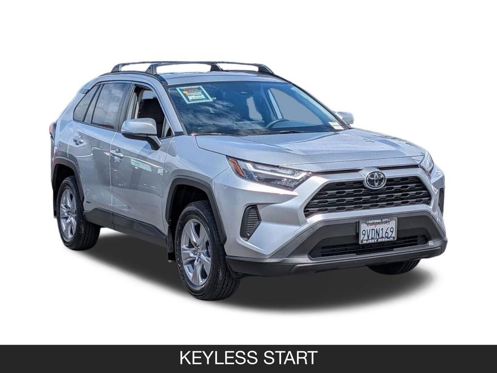 Used 2025 Toyota RAV4 XLE AWD/4WD image 2