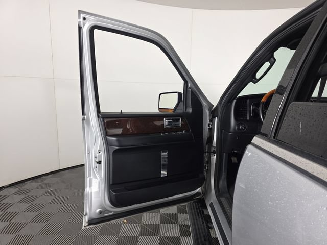 Used 2017 Lincoln Navigator Select AWD/4WD image 22