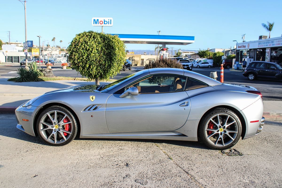 Used 2012 Ferrari California RWD image 3
