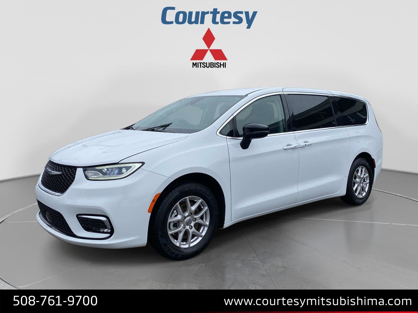 Used 2024 Chrysler Pacifica Touring-L FWD image 1