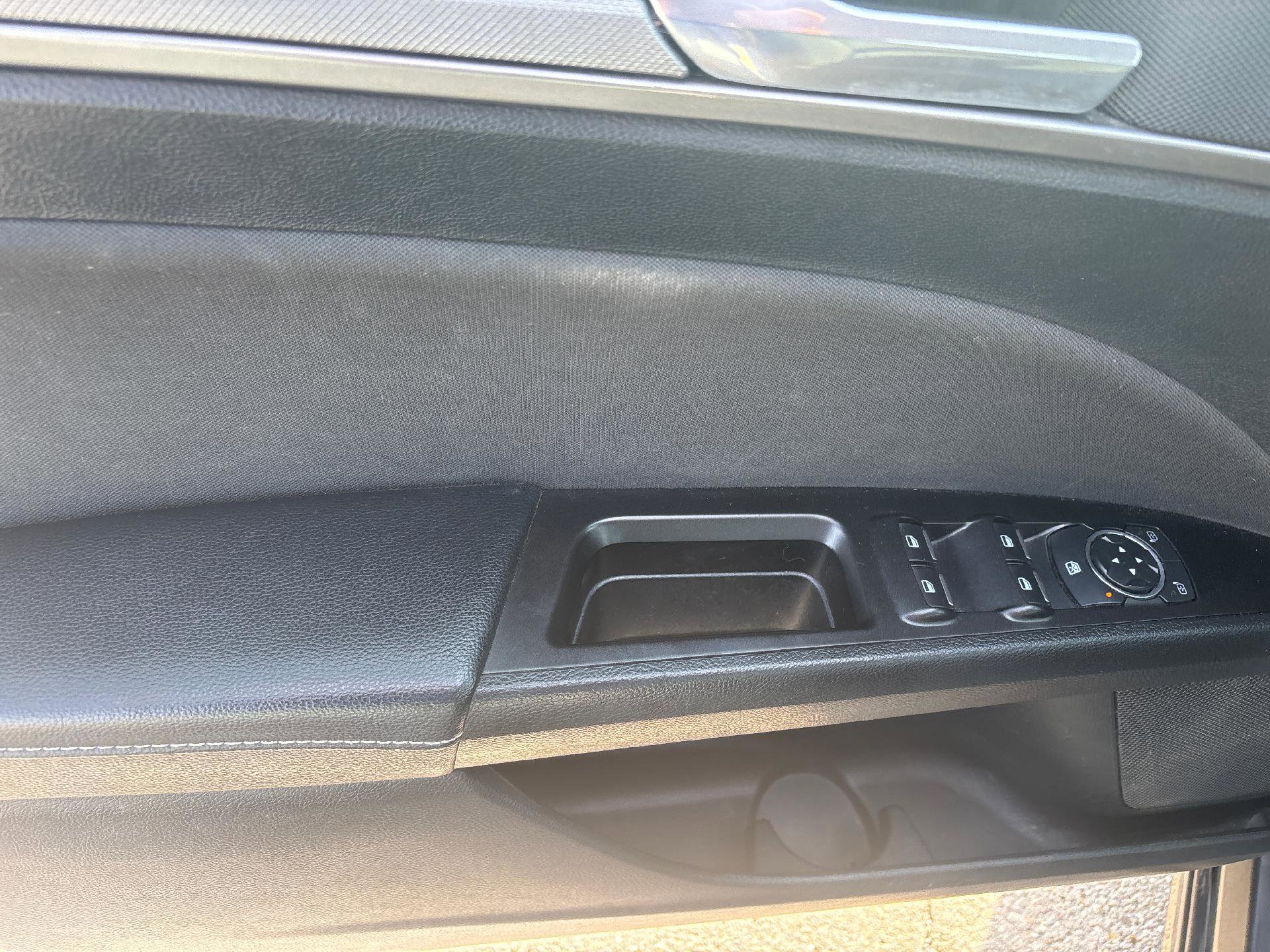 Used 2017 Ford Fusion SE w/ Fusion SE Technology Package image 9