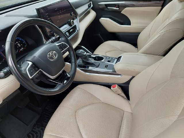 Used 2023 Toyota Highlander Limited FWD image 9