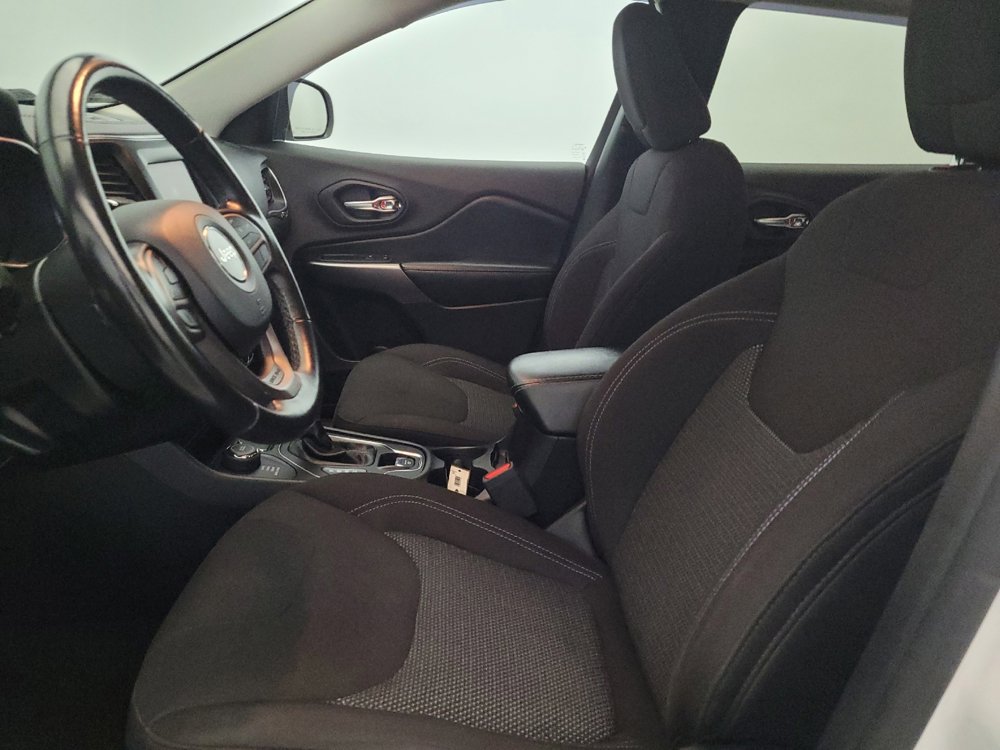 Used 2019 Jeep Cherokee Latitude w/ Cold Weather Group image 17