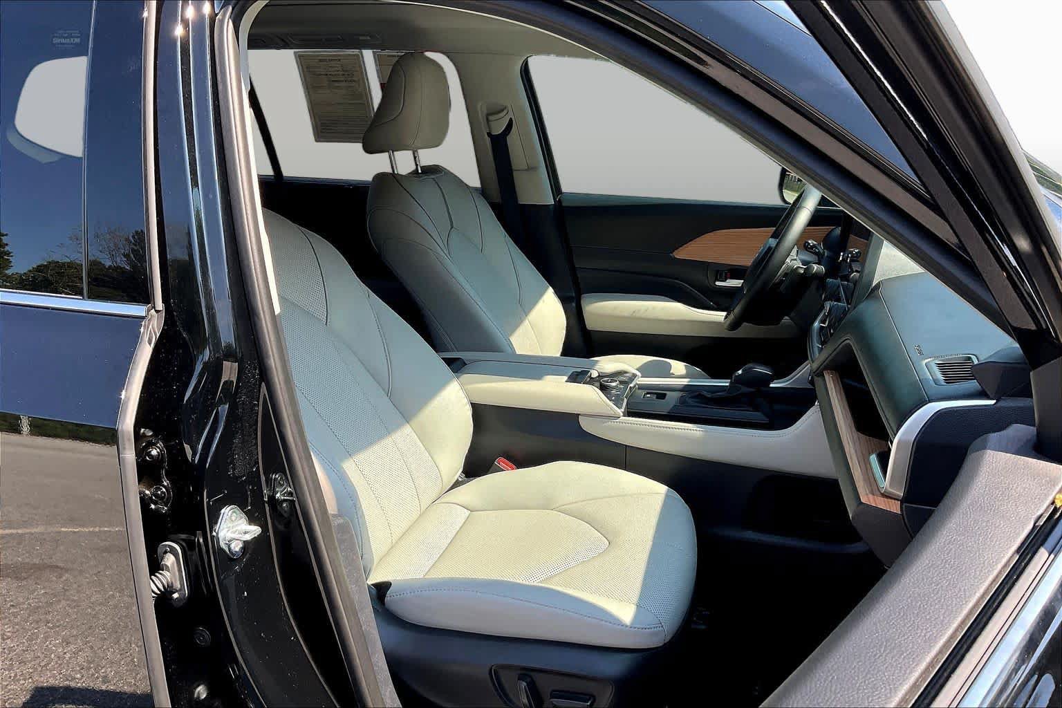 Used 2025 Toyota Grand Highlander AWD image 9
