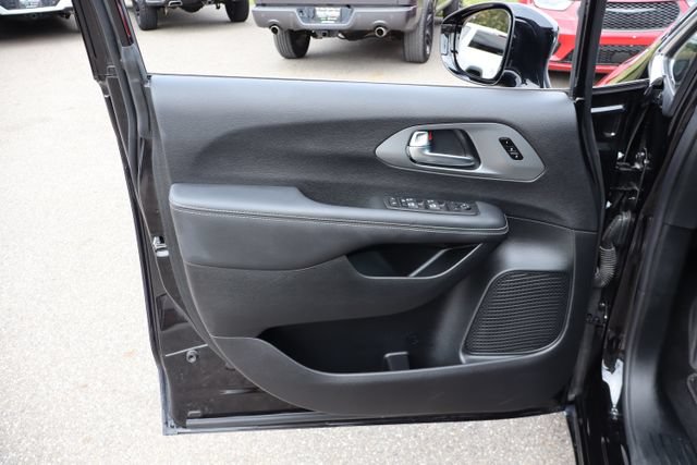 Used 2026 Chrysler Pacifica Select AWD/4WD image 10