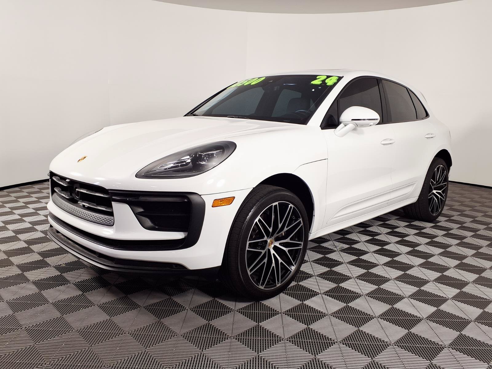 Used 2024 Porsche Macan AWD/4WD image 1