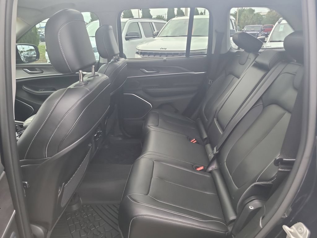 Certified 2023 Jeep Grand Cherokee Limited w/ Luxury Tech Group II AWD/4WD image 16